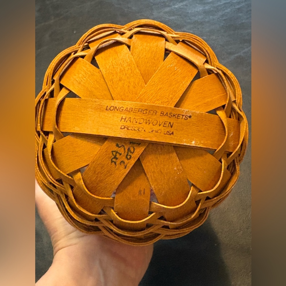 Longaberger Vtg 2001 round hanging basket with leather strap & plastic protector - Picture 6 of 8